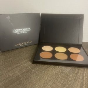 Anastasia Light to medium powder